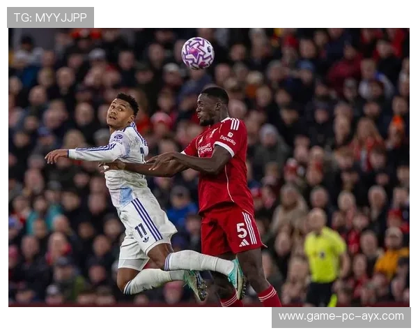 英超维拉沿着边线频繁制造冲击,比赛瞬间升温